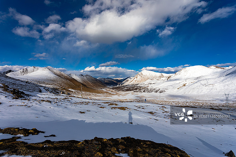 川藏公路318国道东达山垭口图片素材