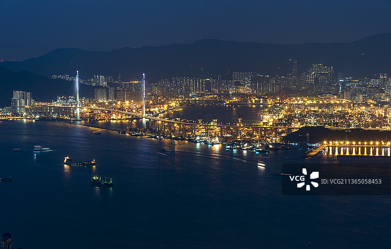香港昂船洲跨海大桥和灯火通明葵涌货柜码头夜景图片素材