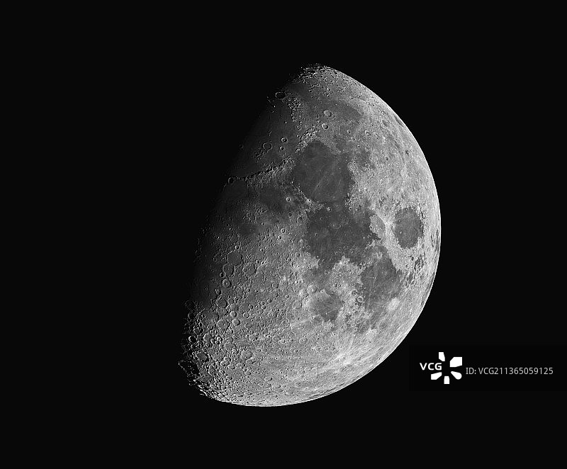 初九的月亮及月球表面环形山图片素材