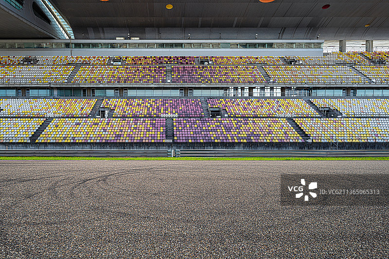 赛车场看台与赛道路面图片素材