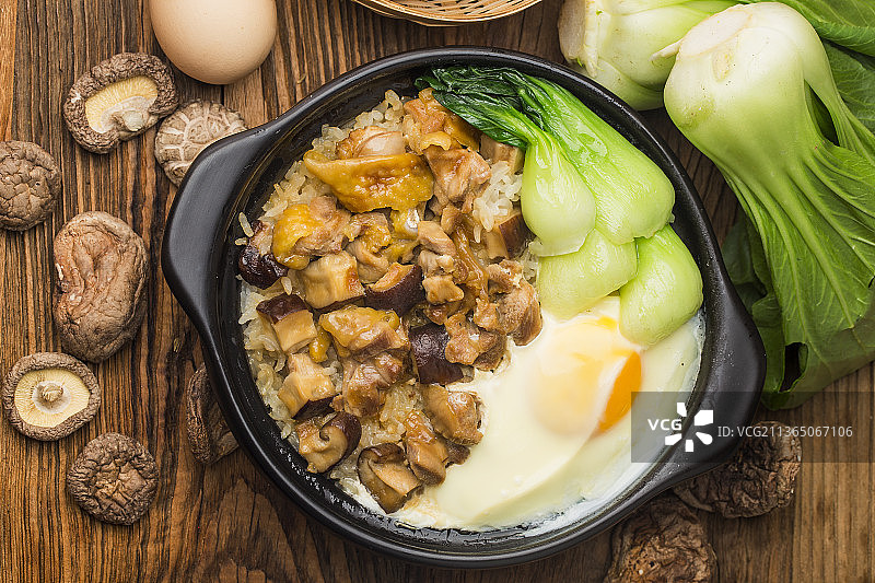 广东粤菜-滑鸡煲仔饭图片素材