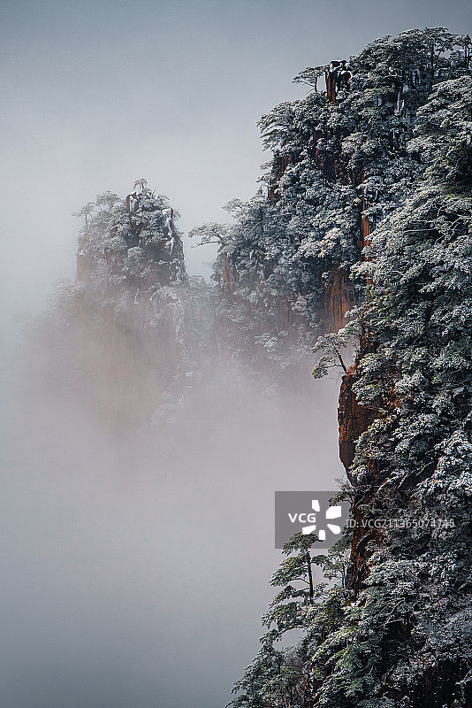 黄山雪后下雪安徽雪景冬季冬天冬雪光明顶始信峰莲花峰雪山仙境云雾云海图片素材