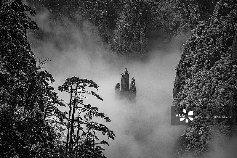 黄山雪后下雪安徽雪景冬季冬天冬雪光明顶始信峰莲花峰雪山仙境云雾云海图片素材