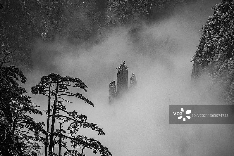 黄山雪后下雪安徽雪景冬季冬天冬雪光明顶始信峰莲花峰雪山仙境云雾云海图片素材