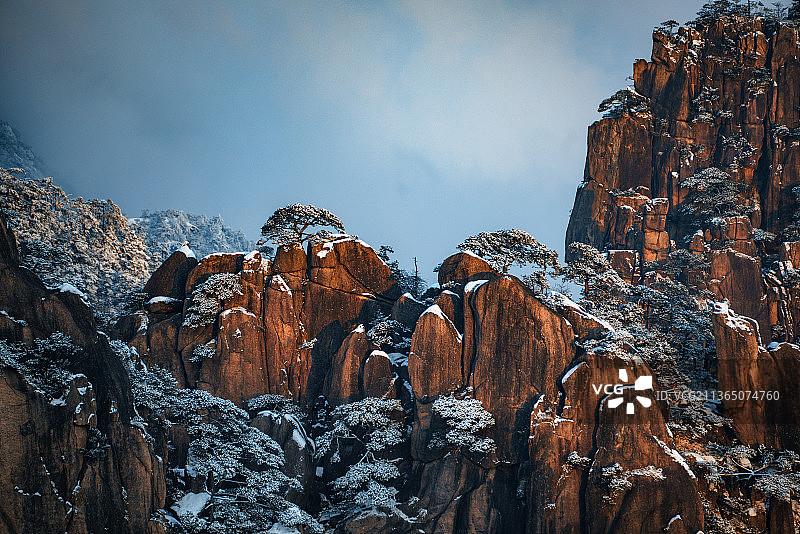 黄山雪后下雪安徽雪景冬季冬天冬雪光明顶始信峰莲花峰雪山仙境云雾云海图片素材