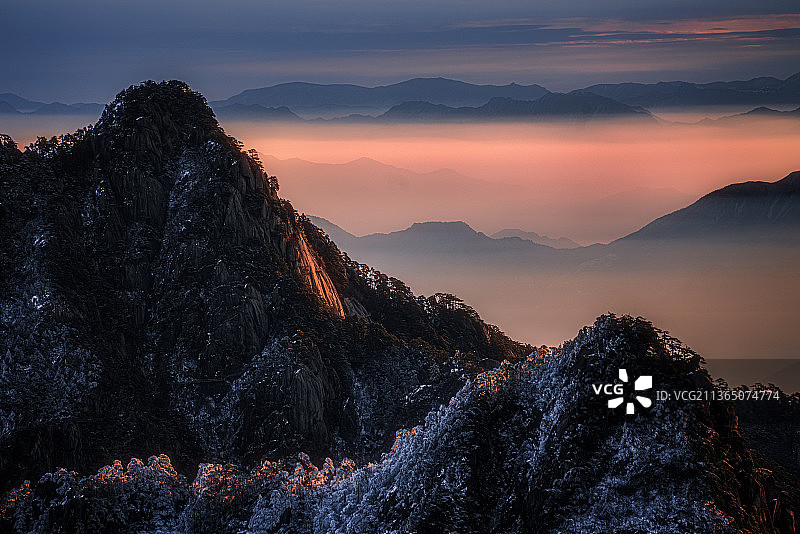 黄山雪后下雪安徽雪景冬季冬天冬雪光明顶始信峰莲花峰雪山仙境云雾云海图片素材