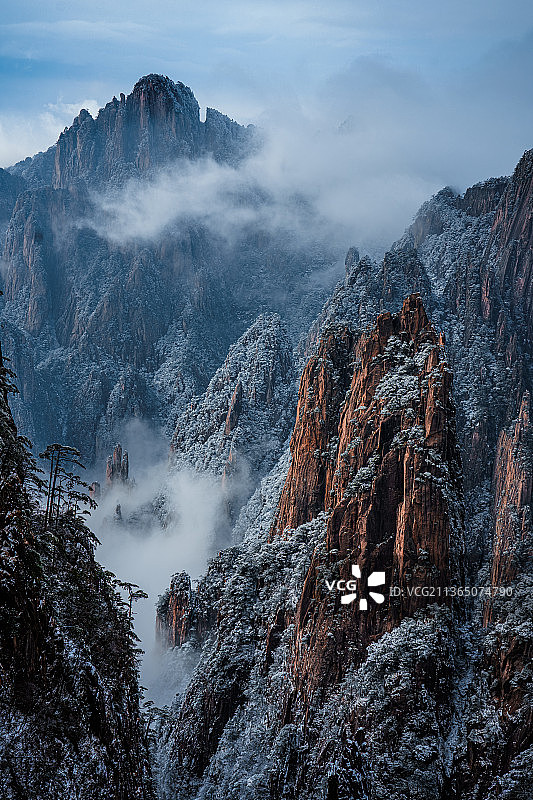 黄山雪后下雪安徽雪景冬季冬天冬雪光明顶始信峰莲花峰雪山仙境云雾云海图片素材
