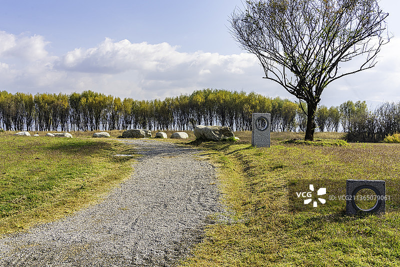 中国云南省大理市洱海生态廊道秋天的风光和石子路图片素材