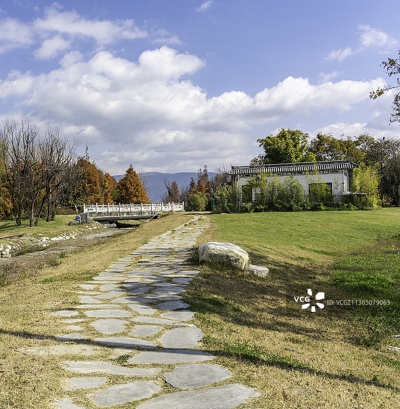 中国云南省大理市洱海生态廊道秋天的风光和石板路图片素材