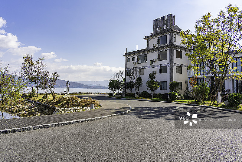 中国云南省大理市洱海生态廊道秋天的风景和S型的绿道公路网红弯图片素材