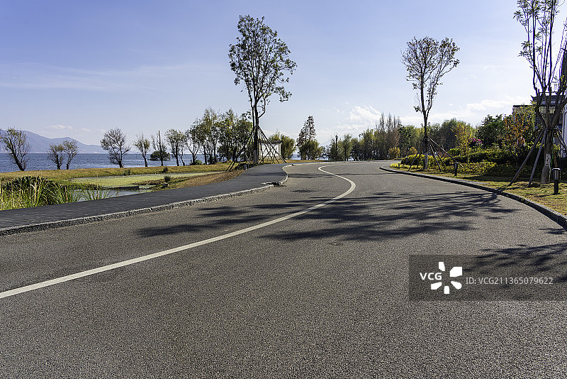 中国云南省大理市洱海生态廊道秋天的风景和S型的绿道公路网红弯图片素材