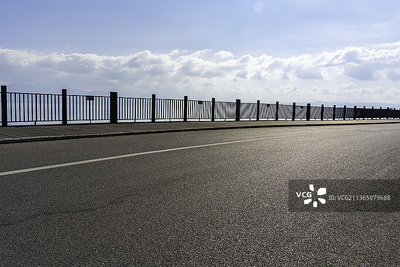 中国云南省大理市洱海生态廊道秋天的风景和绿道公路图片素材