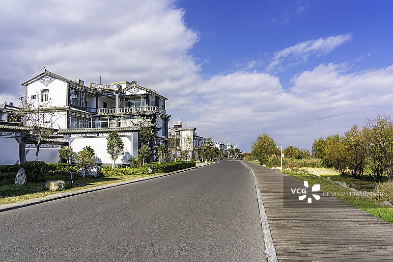中国云南省大理市洱海生态廊道秋天的风景和绿道公路图片素材
