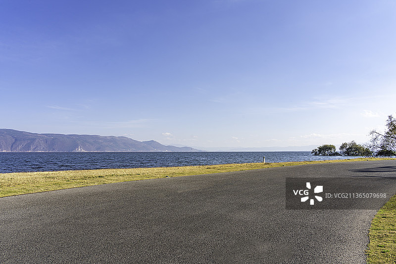 中国云南省大理市洱海生态廊道秋天的风景和绿道公路图片素材