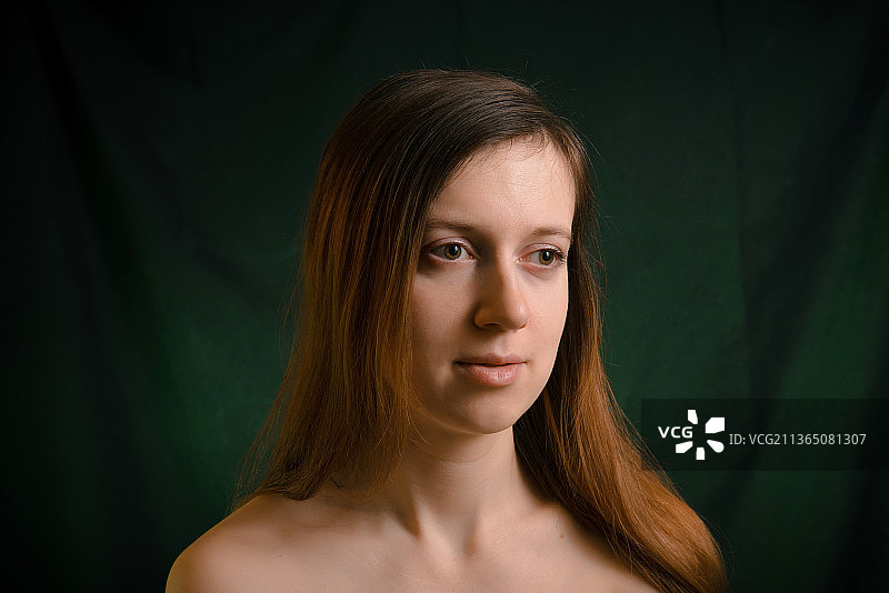 拥有美丽肌肤的成熟女人肖像，未化妆图片素材