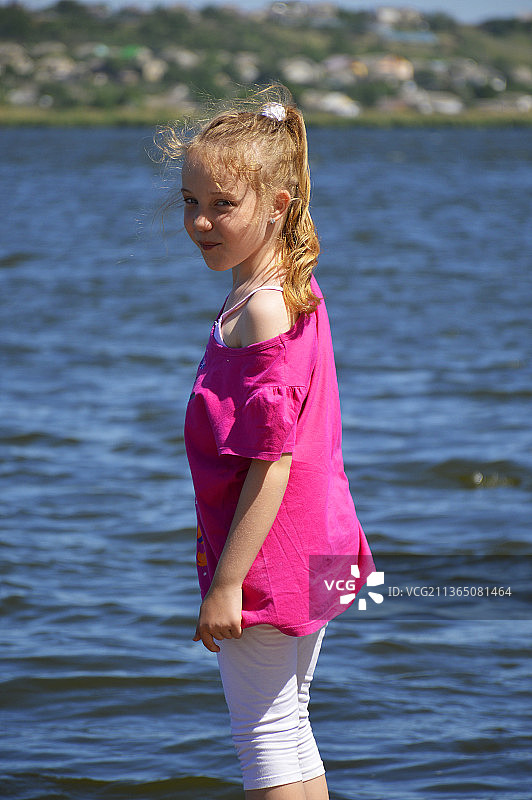 小女孩在摩尔多瓦湖边享受暑假图片素材