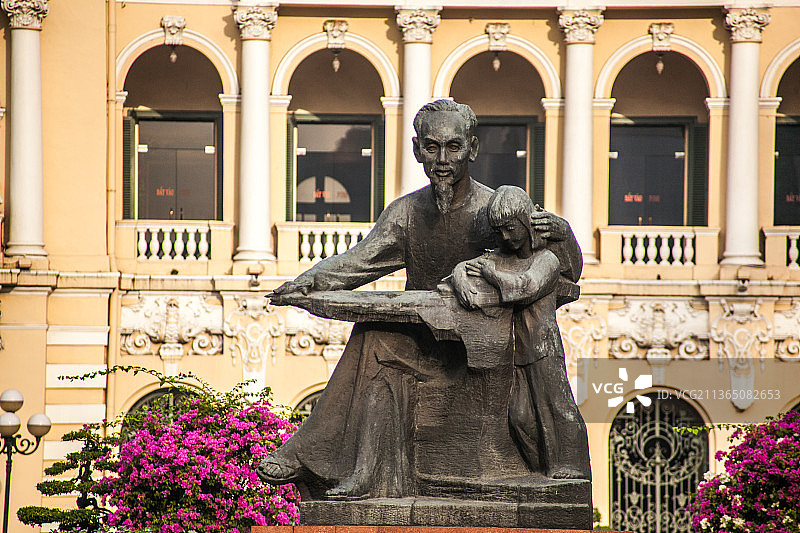 越南胡志明市中心的胡志明雕像图片素材