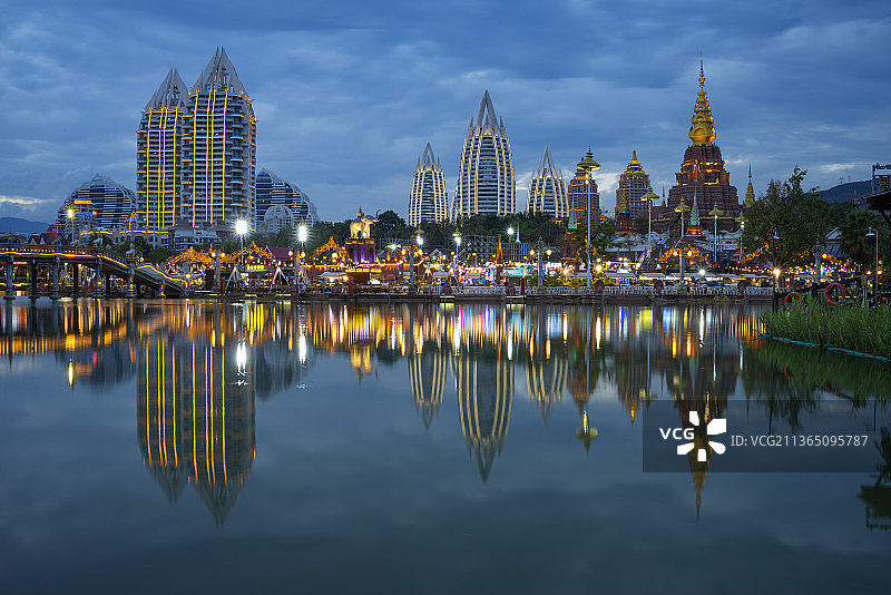 云南西双版纳告庄西双景星光夜市图片素材