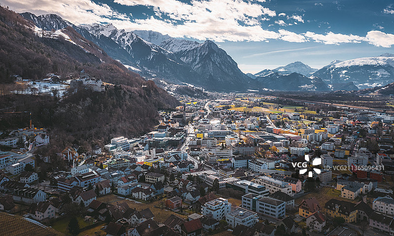 冬日阳光下的列支敦士登瓦杜兹图片素材