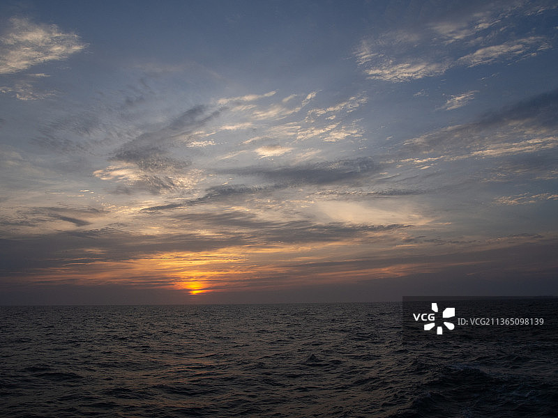 夏天的海上日落图片素材