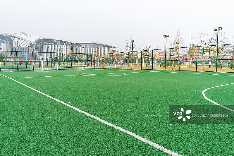 中国山东省泰安城市泰山区，泰山生态绿地健身公园里的人造草坪足球场地图片素材