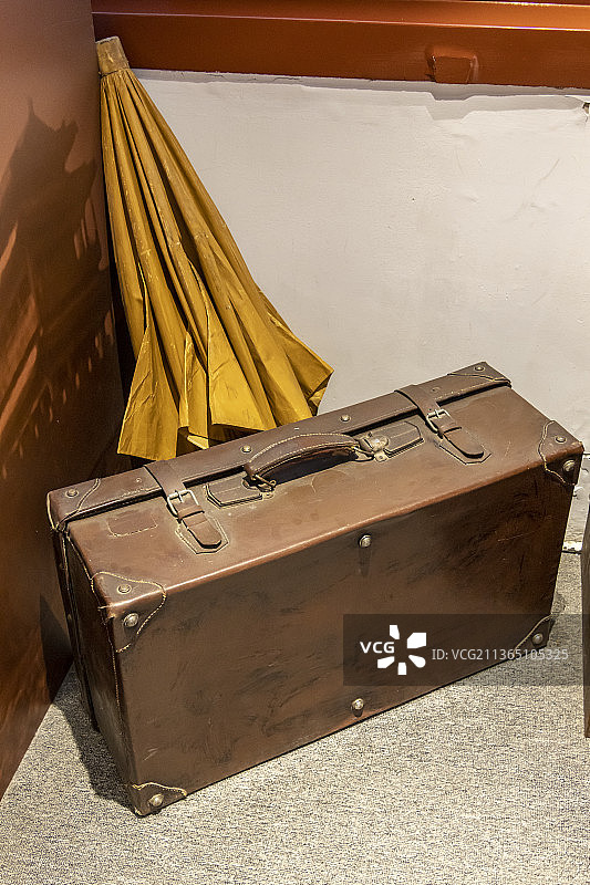 北京《新青年》编辑部旧址（陈独秀旧居）：陈独秀所用皮箱、伞图片素材