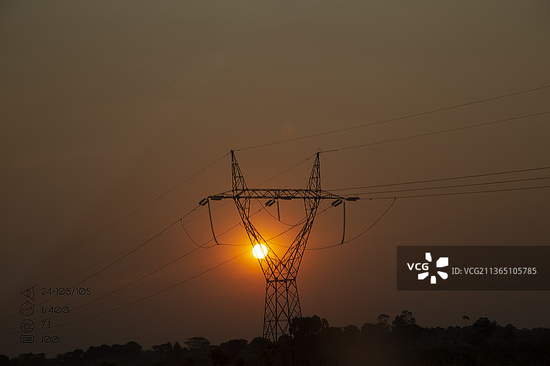 日落时分，安哥拉万博的电塔低角度视图图片素材