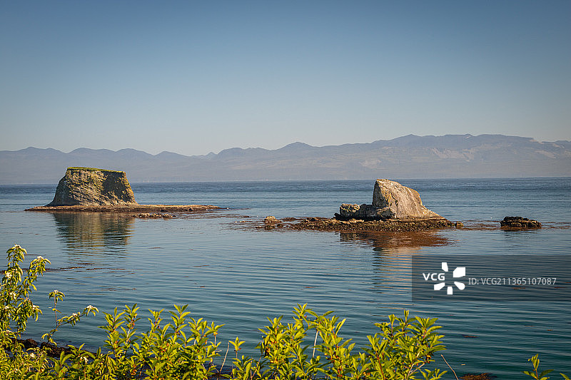岩石和水，晴空下的海景，拉普什，华盛顿，美国图片素材