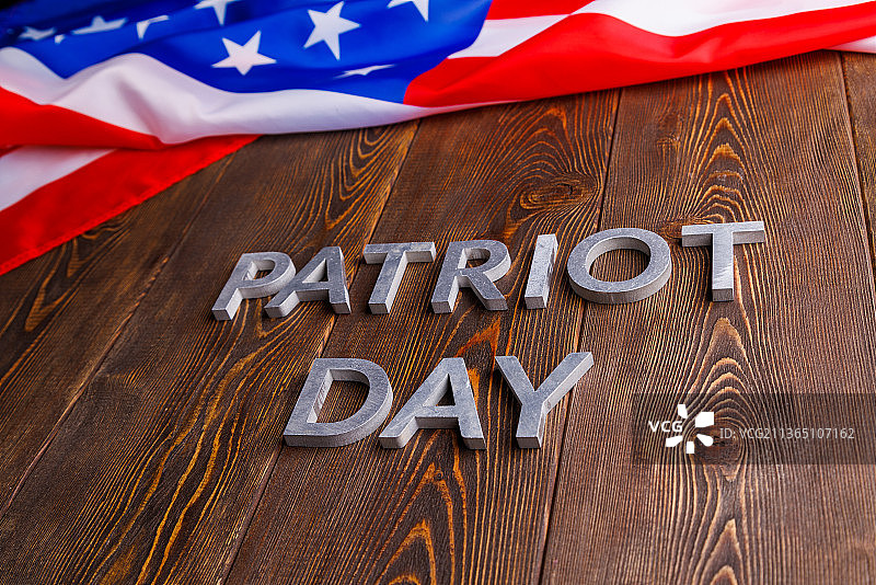 木板上的金属“爱国者日”字样图片素材