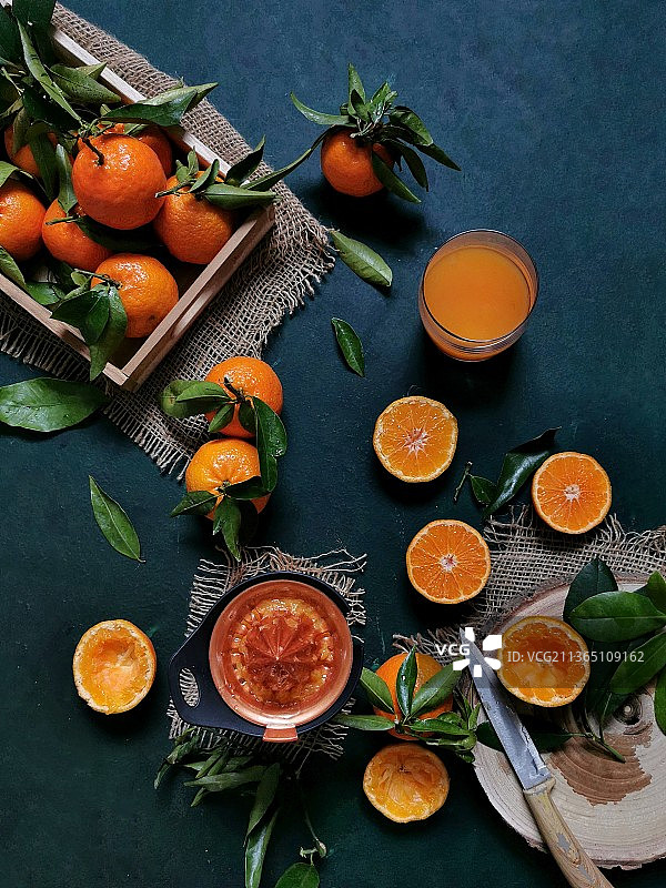 橙子和橙汁，高角度拍摄的桌面水果饮品图片素材