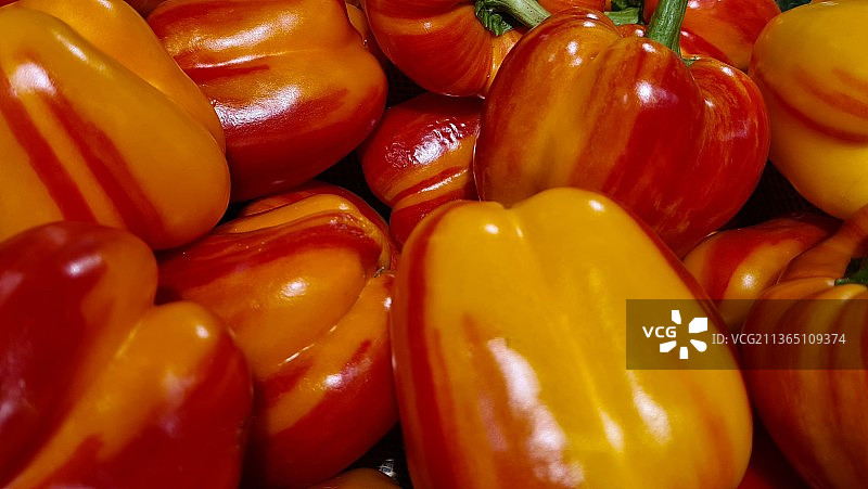 红橙色辣椒粉，市场上出售的甜椒的完整镜头图片素材