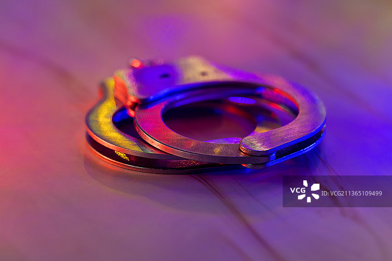 夜间警方突袭与手铐逮捕图片素材