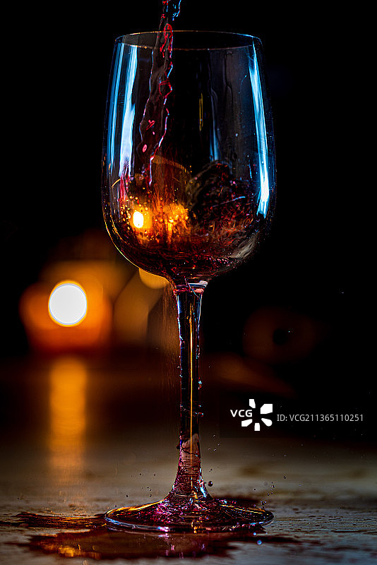 桌上酒杯中的红酒特写图片素材