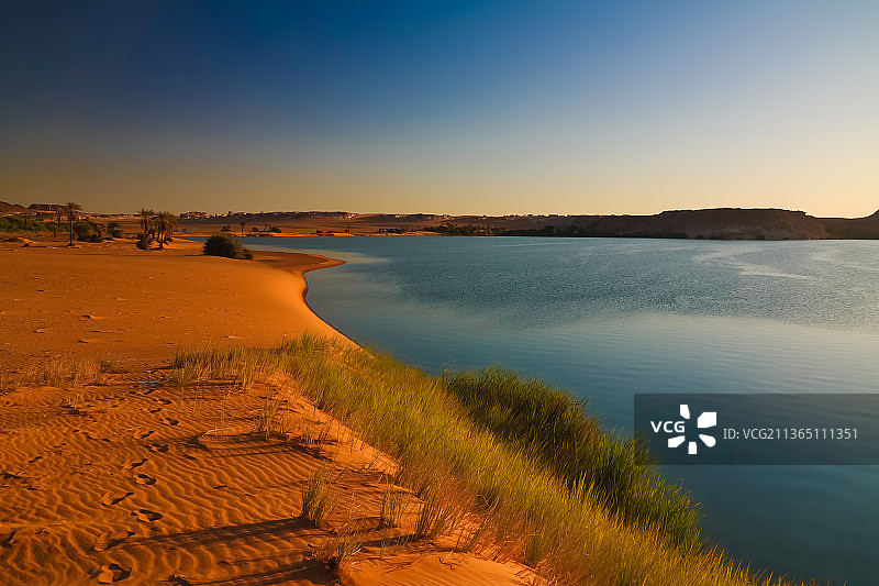 乍得恩内迪的奥尼昂加凯比尔湖群的日落图片素材