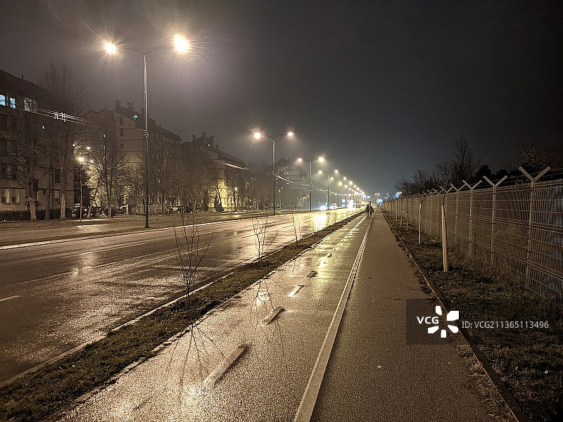 夜晚城市中的空旷道路图片素材