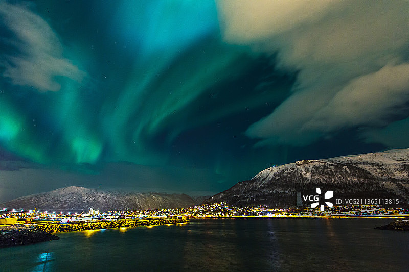 绿色表演：夜晚灯光照亮山脉的风景图片素材