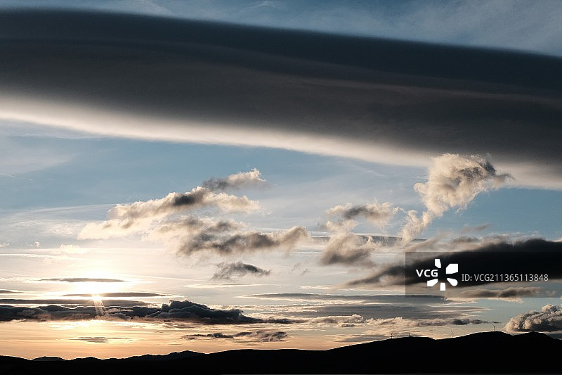 日落时天空背景下的山脉轮廓，波斯尼亚和黑塞哥维那图片素材