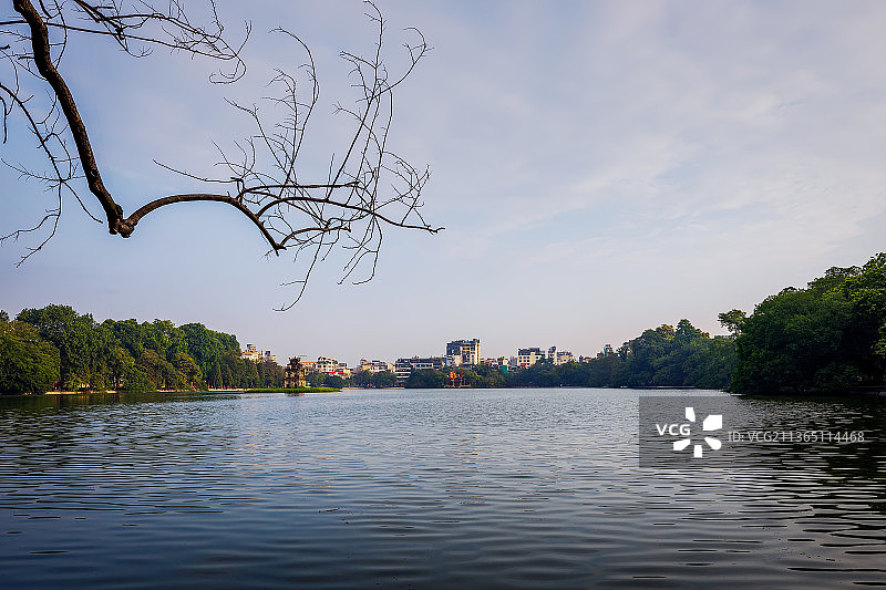 越南河内还剑湖的湖光景色图片素材