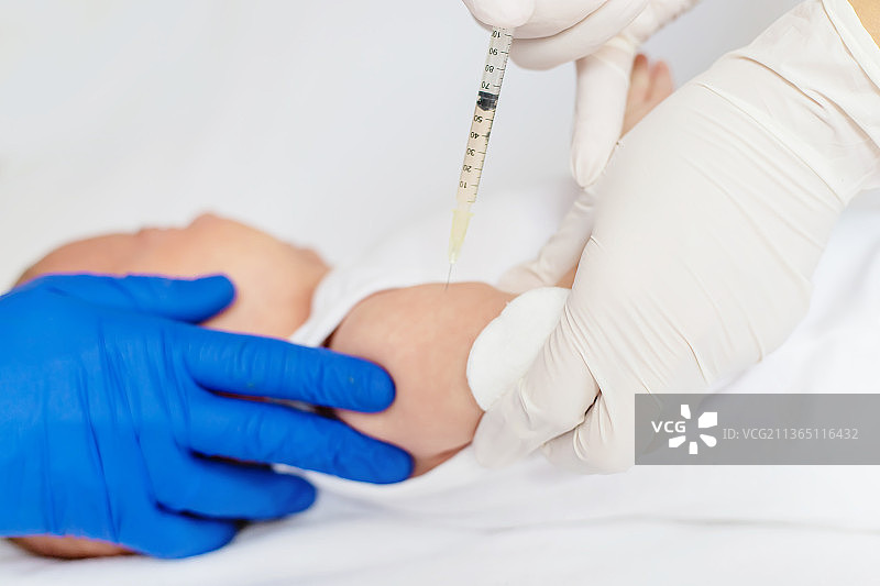 婴儿疫苗接种，手臂注射特写图片素材