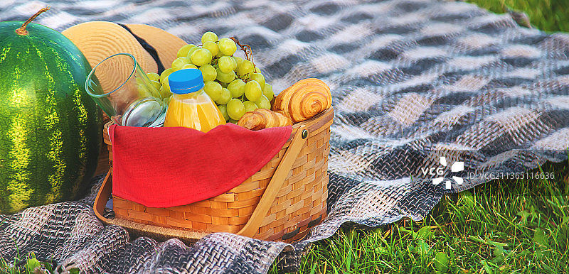 自然野餐：水果和西瓜图片素材