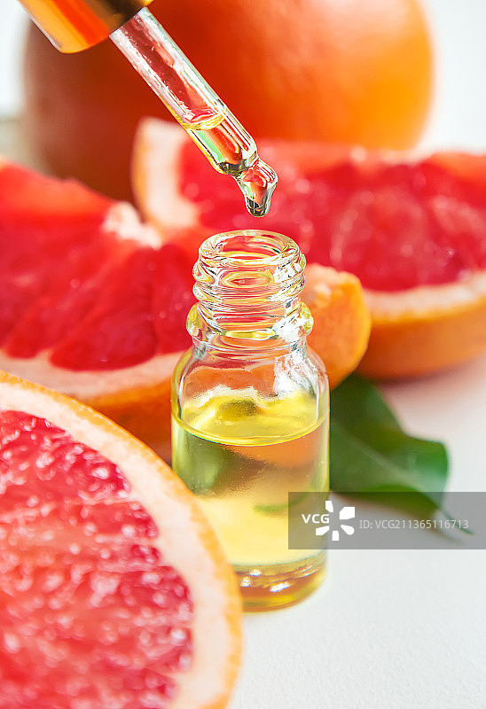 小瓶中的西柚精油特写图片素材