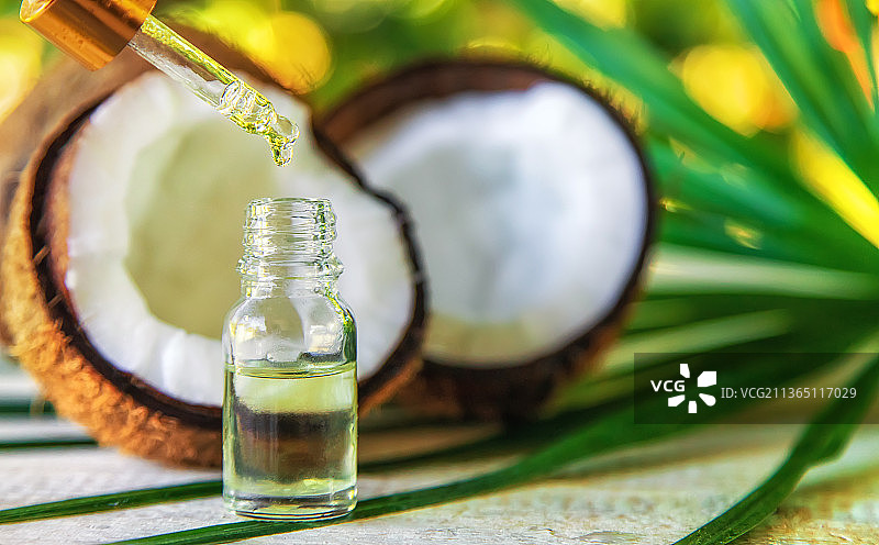 瓶装天然椰子油图片素材