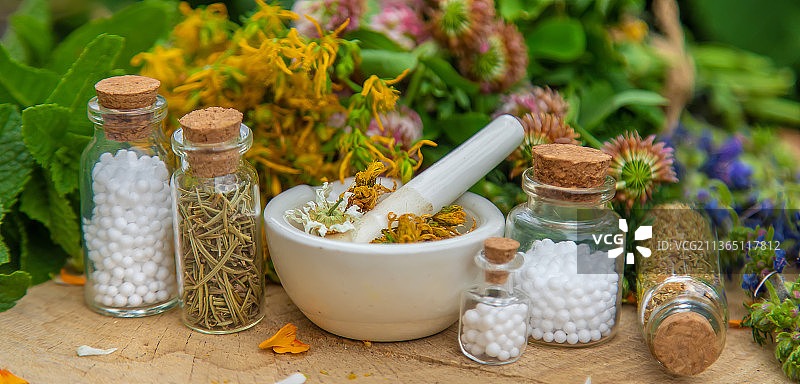 瓶装草药酊剂特写图片素材