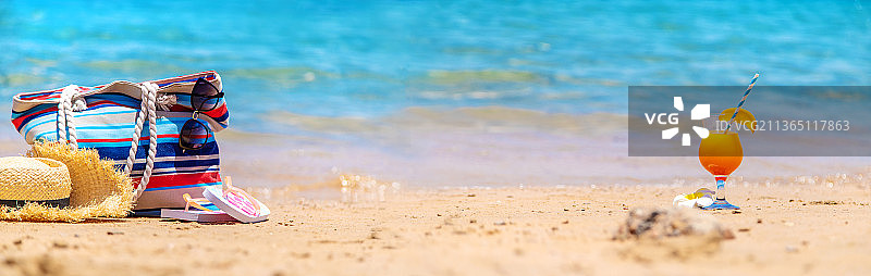 在海滩上放松的包和物品，选择性聚焦图片素材