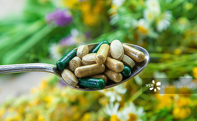 含有药草的营养品和维生素选择性聚焦图片素材