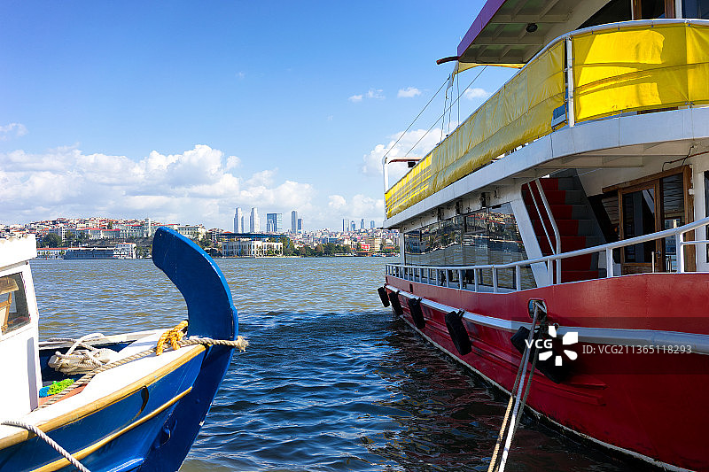 停泊在伊斯塔全景背景下的船只图片素材