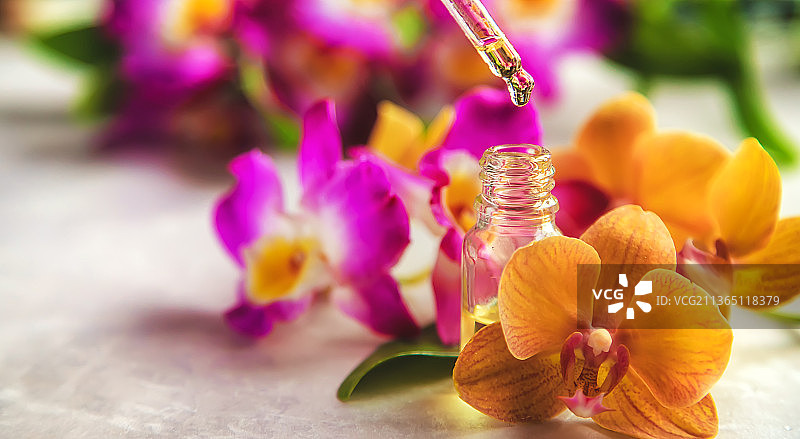小瓶兰花精油特写镜头图片素材