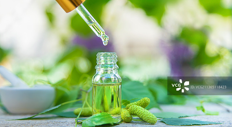 小瓶装白桦树芽提取物特写镜头图片素材