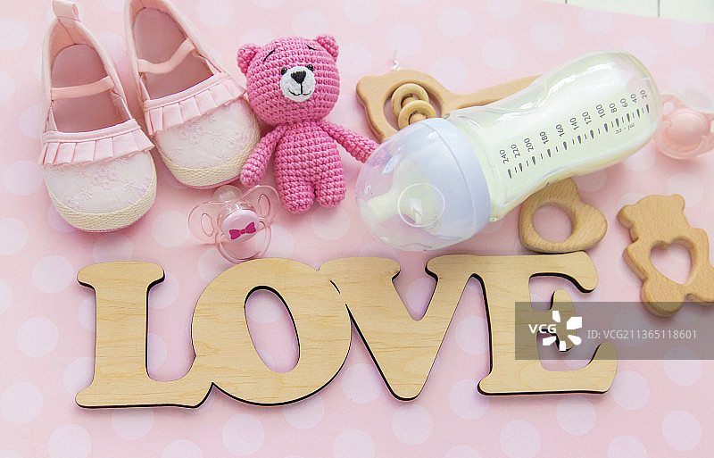 瓶装牛奶和婴儿用品特写图片素材