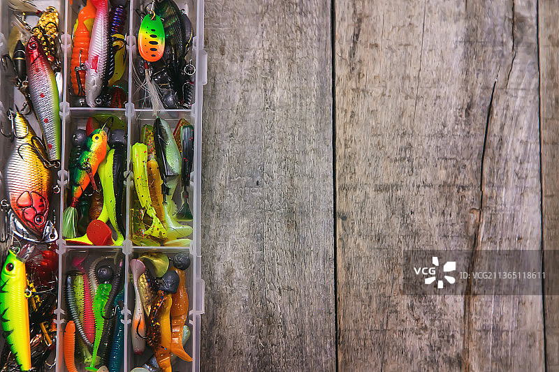 木质背景上的钓鱼配件图片素材